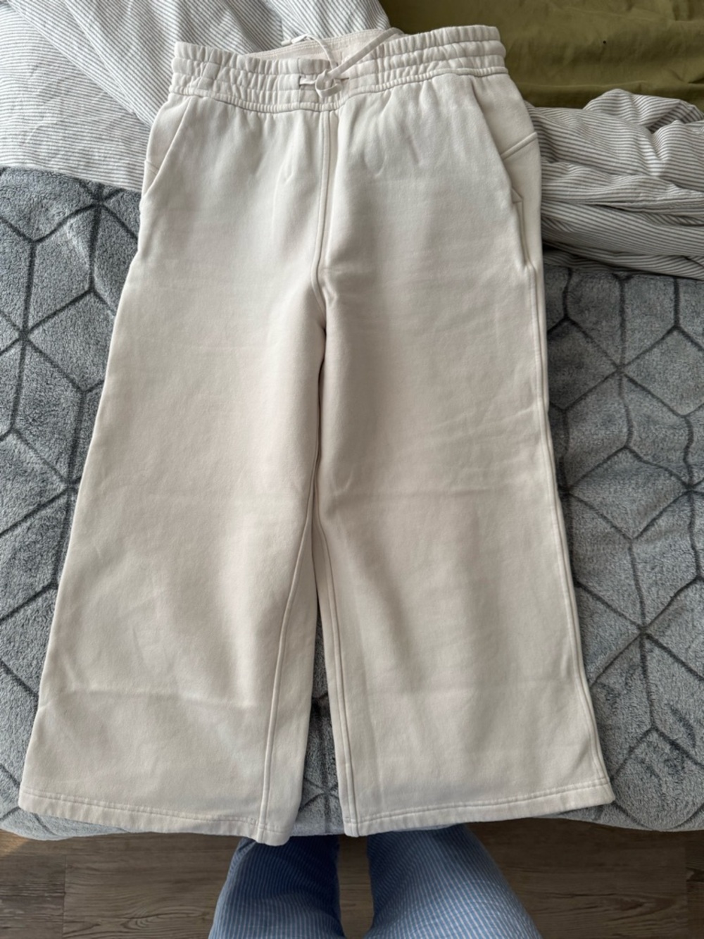 Lululemon - Loungeful HR Wide Leg Crop, Size 6